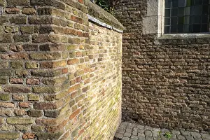 Deserted Brick Structure Drucke: Texture-rich brick wall in the shade with clearly visible patterns