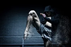 Fitness Studio Concept Drucke: Thai boxer in the ring hits with a knee