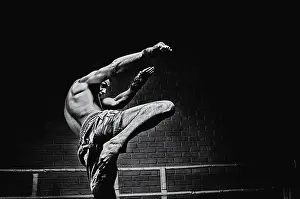 Thai Boxer In The Ring Drucke: Thai boxer in the ring hits with a knee