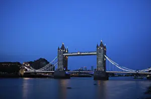 Drucke von Thames, Tower Bridge, beleuchtet, hinter Canary Wharf, Dämmerung, blauer Stundenteil, London, England, Großbritannien Tower Bridge Drucke: Thames, Tower Bridge, beleuchtet.