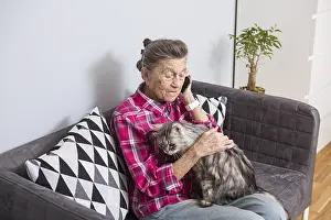 Happy Senior Citizen Drucke: Theme old person uses technology