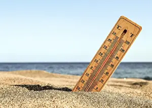 Bilder Datiert 15. Mai 2024: Thermometer print beach sand