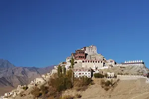 Tibetan Monastery Complex Drucke: Thiksey Monastery in deep blue sky