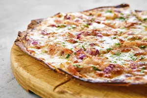 Pizza Studio Shot Drucke: Thin-crust pizza dough with pulled beef