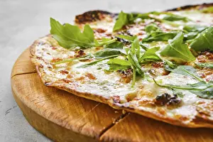 Thin Crust Pizza Drucke: Thin-crust pizza dough with walnuts