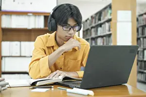 Thoughtful Student Drucke: Thoughtful Young Student Preparing for Class