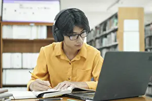 University Library Study Drucke: Thoughtful Young Student Preparing for Class