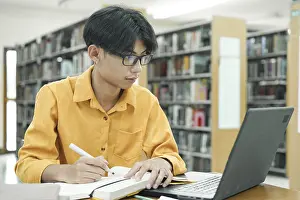 Thoughtful Student Drucke: Thoughtful Young Student Preparing for Class