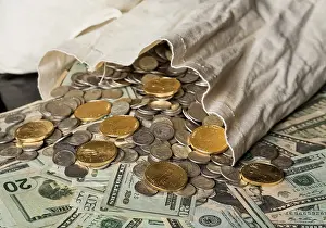 Deserted Money Pile Drucke: Thousands of US dollars in notes and gold