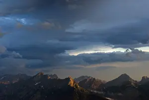 Cloud Formation Over Mountains Drucke: Thunder clouds forming over the Karwendel Range