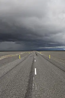 Deserted Highway Landscape Drucke: Thunderclouds forming over a highway