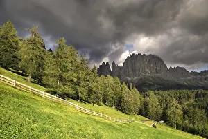 Cloudy Mountain Peak Drucke: Thunderclouds forming over the peak of Mt