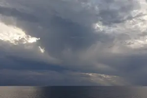 Drucke von Dunkle Gewitterwolken über dem Mittelmeer, Zypern - ein atemberaubender Anblick der Naturgewalt Paphos Drucke: Stürme über dem Mittelmeer, Zypern