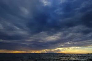 Cloudy Atmosphere Images Drucke: Thunderclouds at sunset on the beach