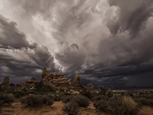 Utah Sandstone Rock Formation Drucke: Thunderclouds over Turret Arch