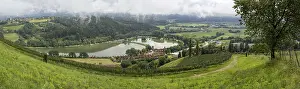 Bilder Datiert 30. Mai 2024: Thunderclouds vineyard print austria