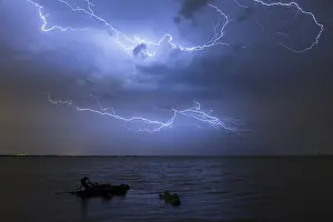 Dramatic Thunderstorm Atmosphere Drucke: Thunderstorm with lightning above Lake Constance