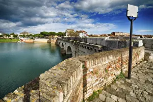 Drucke von Der Tiberius-Brücke in Rimini, eine der festesten architektonischen Strukturen, die von den Römern gebaut wurden Rimini Drucke: Der Tiberius-Brücke in Rimini, eine der festesten architektonischen Strukturen