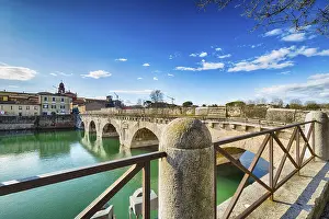 Drucke von Der Tiberius-Brücke in Rimini, eine der festesten architektonischen Strukturen, die von den Römern gebaut wurden Rimini Drucke: Der Tiberius-Brücke in Rimini, eine der solidesten architektonischen Strukturen