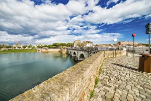 Drucke von Der Tiberius-Brücke in Rimini, eine der festesten architektonischen Strukturen, die von den Römern gebaut wurden Rimini Drucke: Der Tiberius-Brücke in Rimini, eine der festesten architektonischen Strukturen