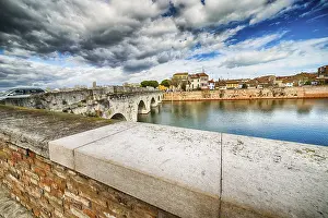 Drucke von Der Tiberius-Brücke in Rimini, eine der stabilsten architektonischen Strukturen, die von den Römern erbaut wurden Rimini Drucke: Der Tiberius-Brücke in Rimini, eine der festesten architektonischen Strukturen