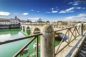Drucke von Der Tiberius-Brücke in Rimini, eine der festesten architektonischen Strukturen, die von den Römern gebaut wurden Rimini Drucke: Der Tiberius-Brücke in Rimini, eine der festesten architektonischen Strukturen
