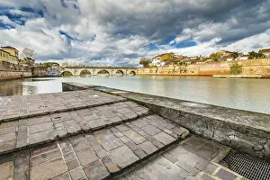 Drucke von Der Tiberius-Brücke in Rimini, eine der festesten architektonischen Strukturen, die von den Römern gebaut wurden Rimini Drucke: Der Tiberius-Brücke in Rimini, eine der festesten architektonischen Strukturen