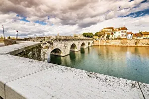 Rimini Drucke: Der Tiberius-Brücke in Rimini, eine der festesten architektonischen Strukturen