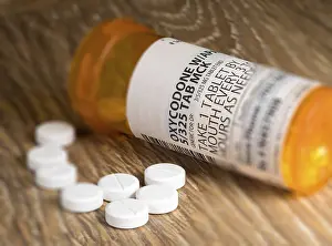 Deserted Wooden Table Scene Drucke: Tiltshift effect of prescription bottle for Oxycodone tablets