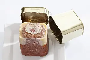 Still Life Studio Shot Drucke: Tin of corned beef on a plate