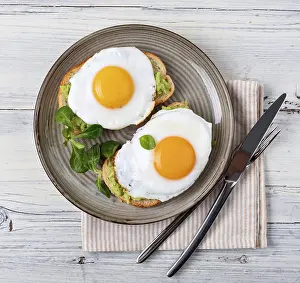 White Bread Nutrition Facts Drucke: toast with fried egg, top view