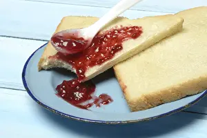 Raspberry Jam Toast Drucke: Toast with raspberry jam on a plate, breakfast