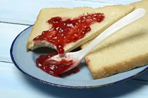 Raspberry Jam Toast Drucke: Toast with raspberry jam on a plate, breakfast
