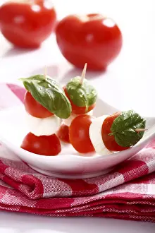 Healthy Eating Images Drucke: Tomato-mozzarella sticks with basil