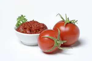 German Food Products Drucke: Tomato paste in bowl, tomatoes