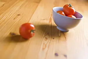 Studio Food Shots Drucke: Tomatoes in a bowl
