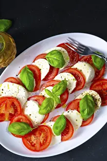 Mozzarella Cheese Plate Drucke: Tomatoes with mozzarella and basil