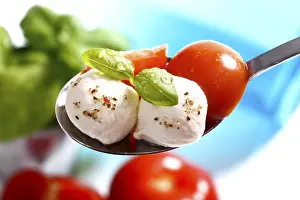 Basil Leaf Photography Drucke: Tomatoes, mozzarella and basil on a spoon