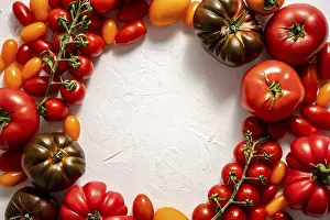 Food Photography Composition Drucke: Tomatoes on the table. Tomatoes of different varieties
