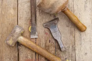 Handicraft Tools Drucke: A tool bench with hammers, sticks