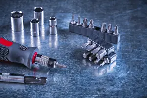 Handicraft Industry Tools Drucke: Toolset of screwdriver with stainless replaceable bits and torx on scratched metallic background construction concept