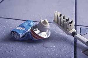 Morning Bathroom Routine Drucke: Empty tooth paste and used tooth brush