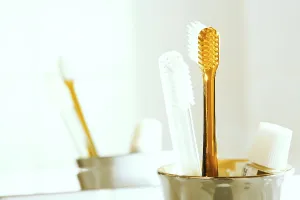 Dental Care Drucke: Toothbrushes and toothpaste in a glass in front of a mirror