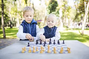 Family Game Night Drucke: The topic children learning, logical development