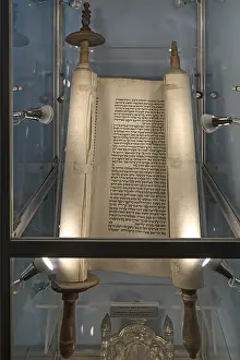 Jewish Museum Ukraine Drucke: Torah scroll in a display case