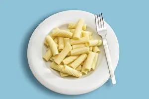 Food Studio Shot Drucke: Toritiglioni on a plate with a fork