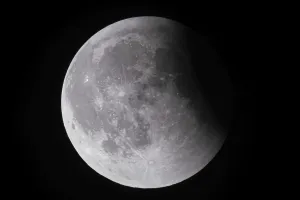 Drucke von Nach einer totalen Mondfinsternis erscheint der Mond kurz nach seinem Aufgang im Abendhimmel als sogenannter Blutmond vor ihm beginnt sich dann aus der Erdumbrachse zu befreien, Frankfurt am Main Umbra Drucke: Nach einem totalen Mondfinsternis.