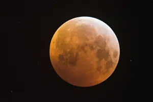 Full Moon Over Europe Drucke: Total Lunar Eclipse with Blood Moon