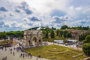 Ancient Civilization Heritage Drucke: Tourists in front of the Arch of Constantine