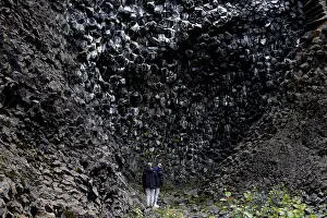 Basalt Columns Drucke: Tourists, columnar basalt, echo rock